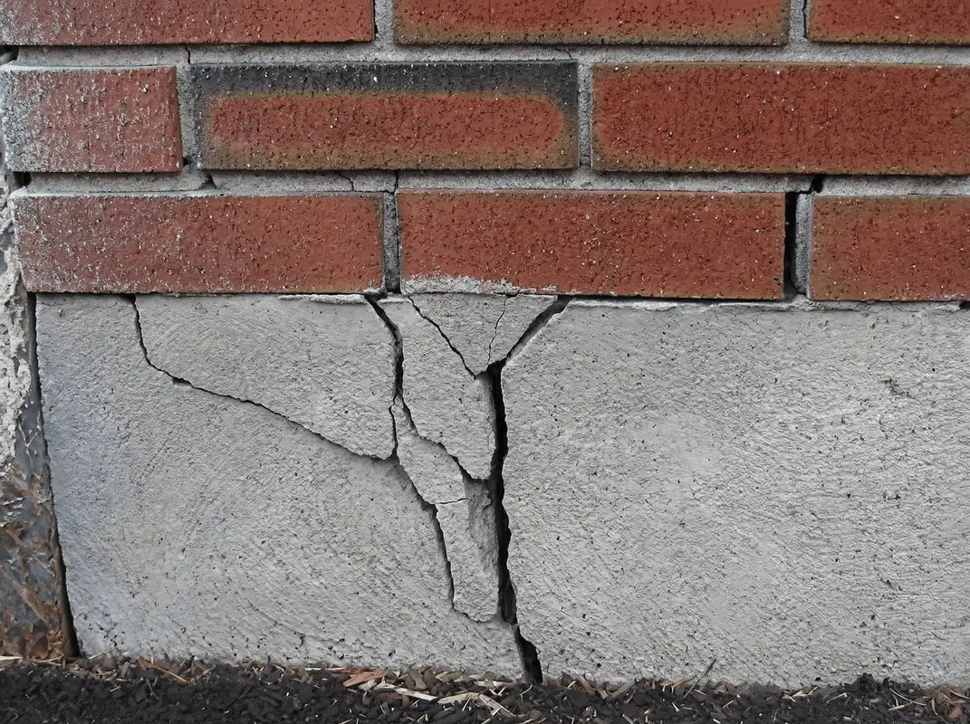 Concrete foundation with serious structural damage in Oakland, CA